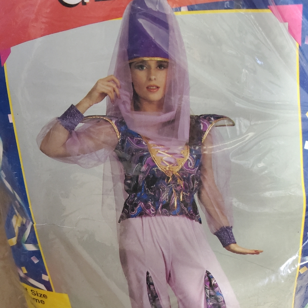 Costumes - Picture 6 of 12